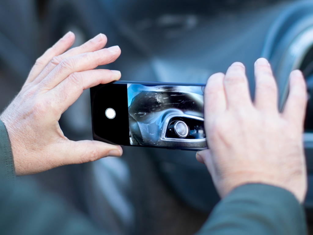 Digital damage assessment by smartphone for policyholders and smart lease returns | TÜV Rheinland