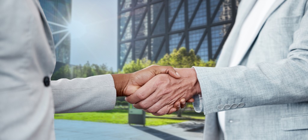 Esta imagen muestra dos manos estrechándose como símbolo de la certificación confiable de los procesos de sostenibilidad, para generar la máxima confianza.