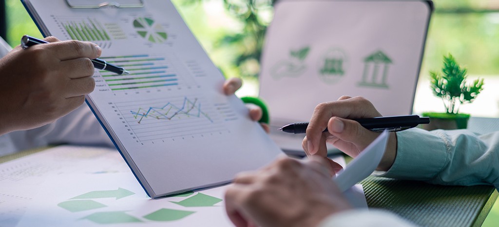 This image shows two shaking hands as a symbol for credible certification of sustainability processes for maximum trust.