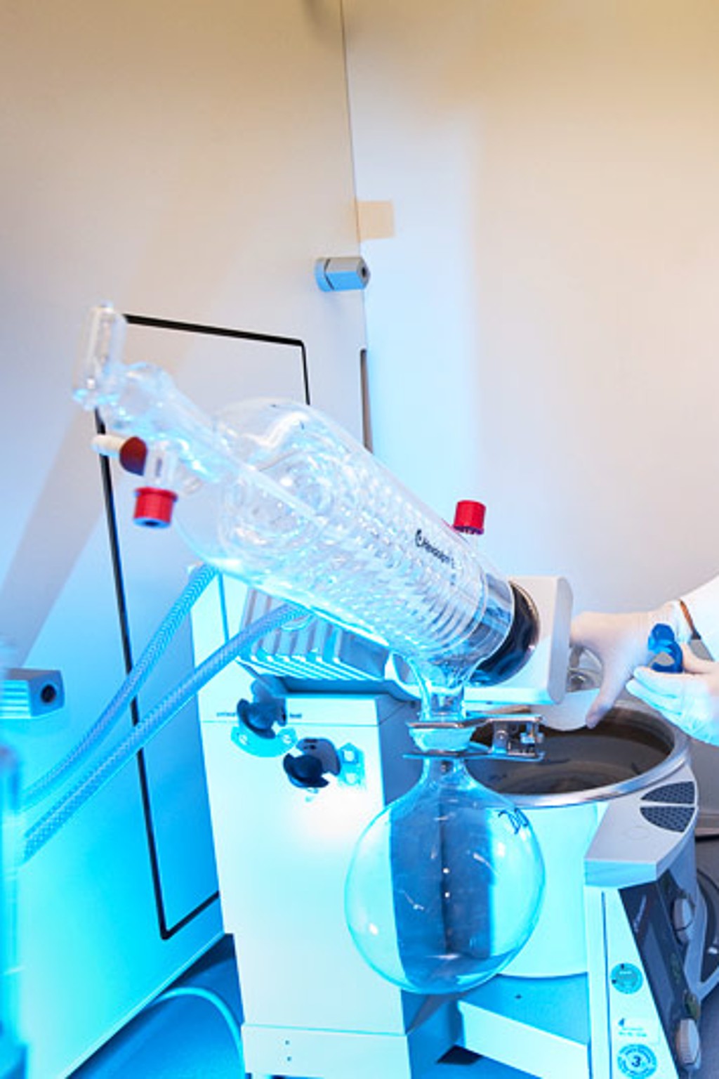 Laborantin bei einer chemischen Prüfung.