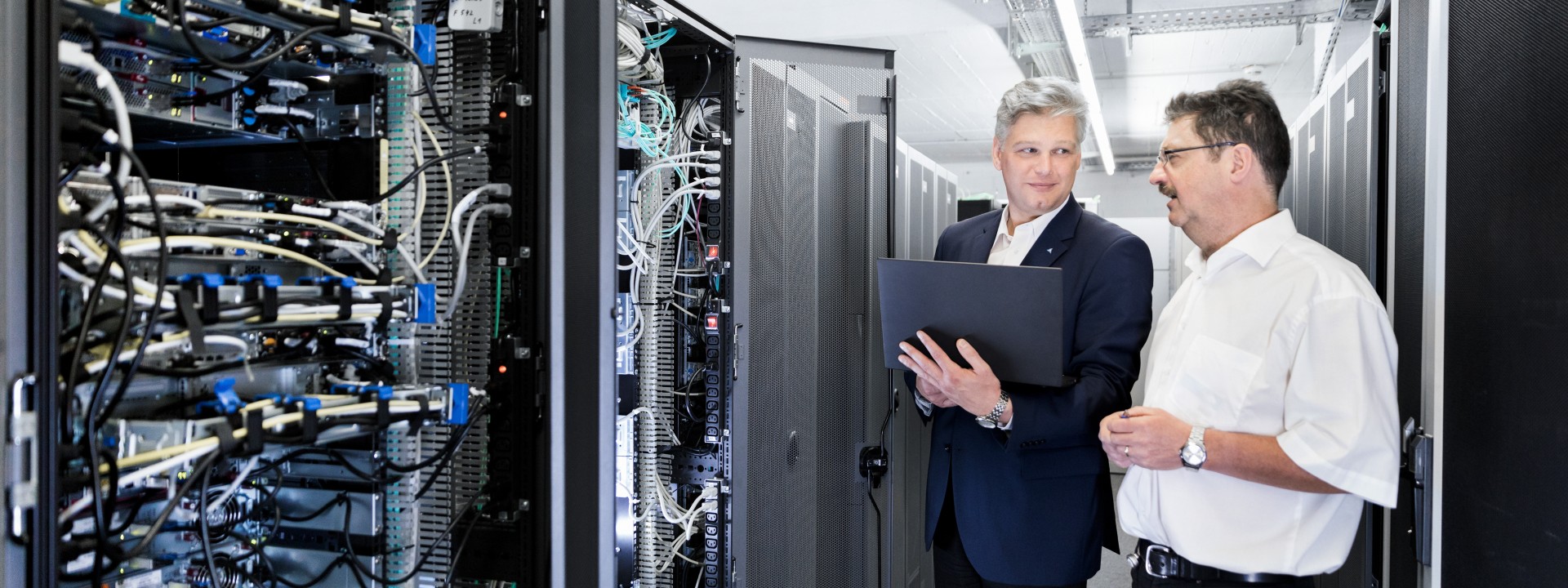 TÜV Rheinland Mitarbeiter prüfen IT-Sicherheit 