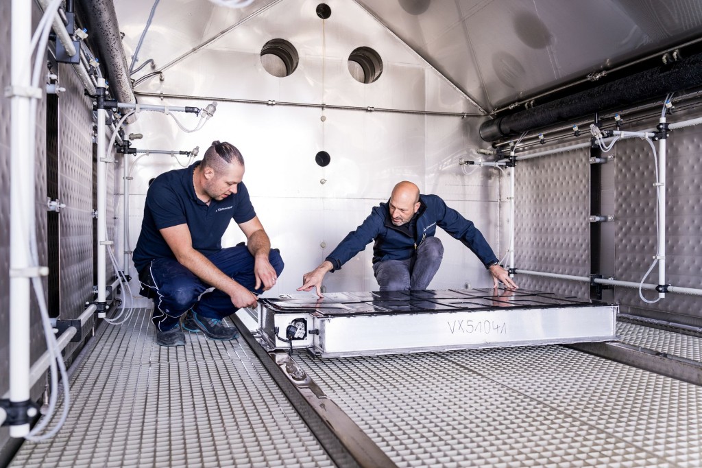 Zdjęcie przedstawia pracowników analizujących jakość baterii