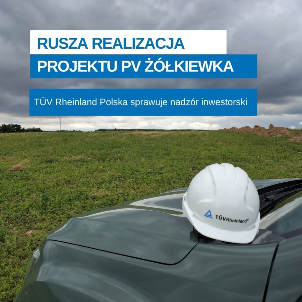Zdjęcie przedstawia kask z logo TÜV Rheinland na masce samochodu
