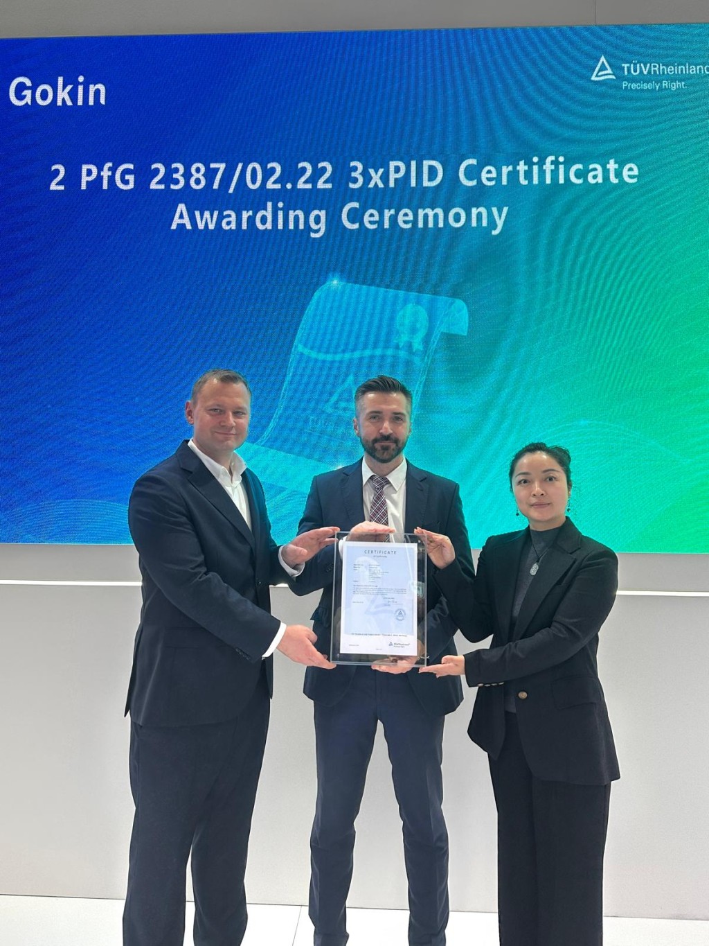 Zdjęcie przedstawia uroczyste wręczenie certyfikatu