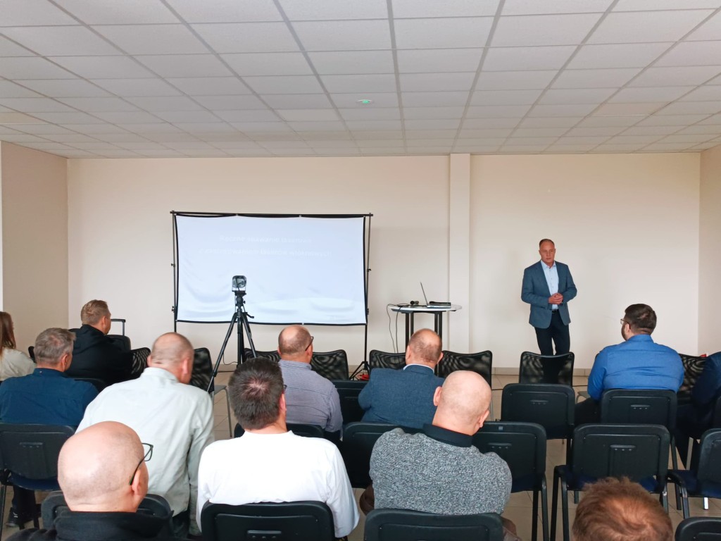 Ekspert TÜV Rheinland prwadzi wykład podczas seminarium spawalniczego PTS