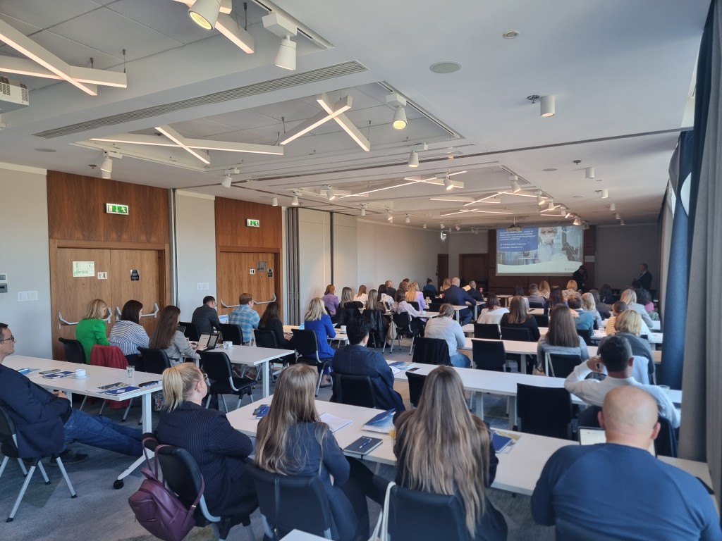 Sala pełna uczestników podczas seminarium medycznego TÜV Rheinland