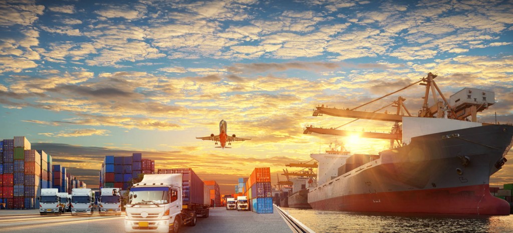 Zdjęcie przedstawia samolot, kontenery, samochody dostawcze, port.