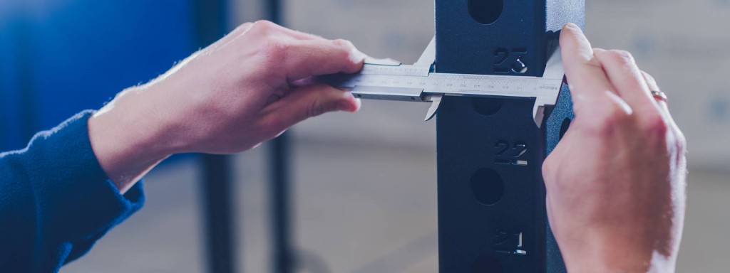Zdjęcie przedstawiające moment pomiaru z wykorzystaniem suwmiarki