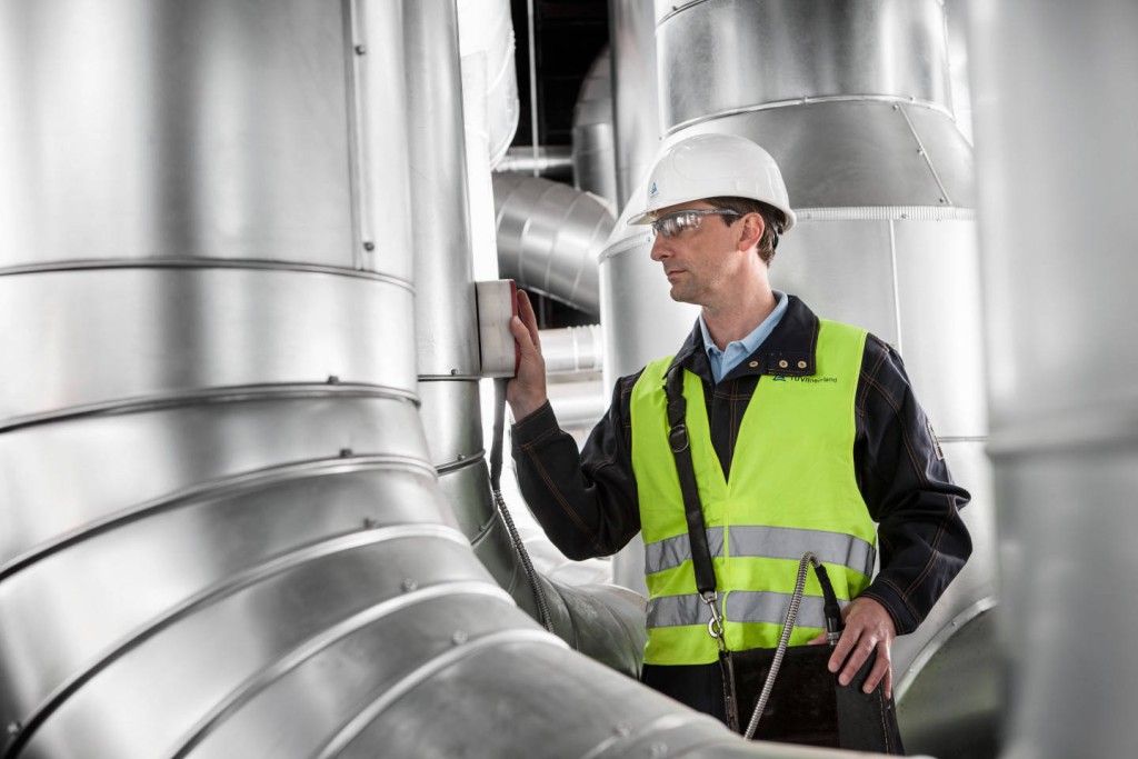 Zdjęcie przedstawia pracownika podczas mierzenia grubości powłoki