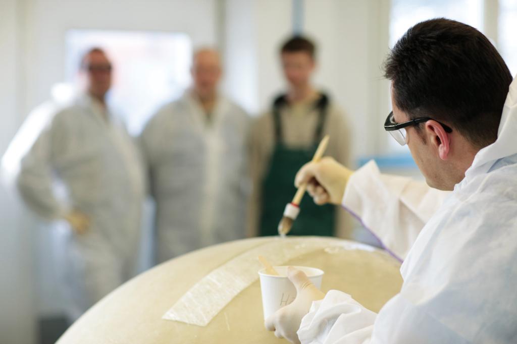 الدهانات والمواد اللاصقة